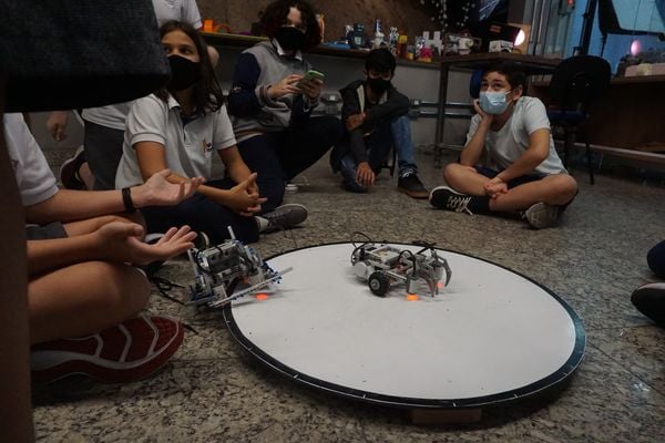 As aulas de Robótica no Centro Educacional Primeiro Mundo possibilitam a aproximação com a ciência e a tecnologia.