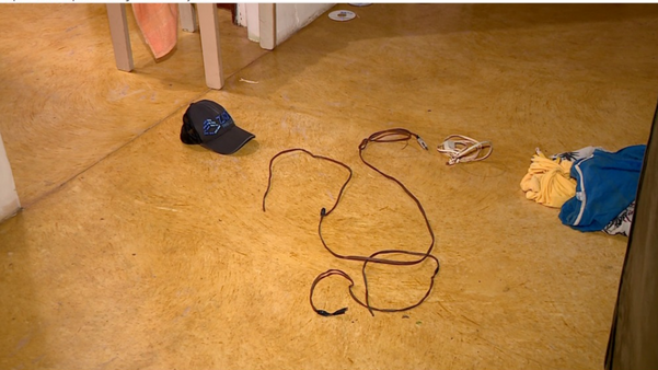 Fios e cabos de energia que criminosos usaram para amarrar os moradores da fazenda.