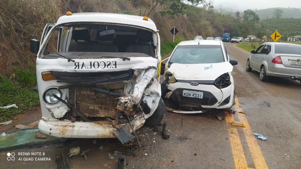 Motorista de uma Volkswagen Kombi se envolveu em um acidente com um Fird Fiesta na manhã desta quarta-feira (6) em Dores do Rio Preto