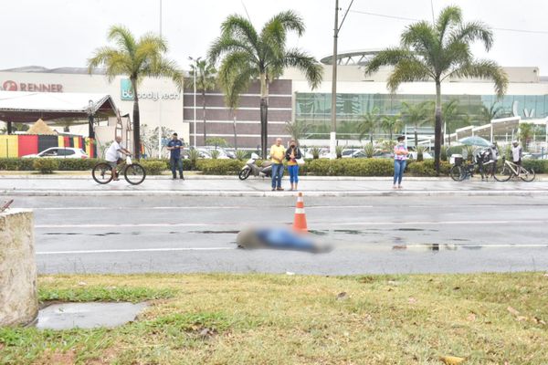 Mulher sofre acidente de moto em na Avenida Beira-Mar