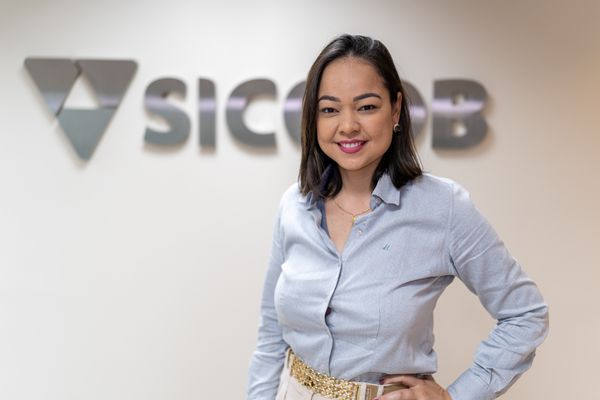 Segundo a gerente de Relacionamento Jéssita Dalvana da Silva Américo, os colaboradores do Sicoob ES atuam como consultores financeiros.