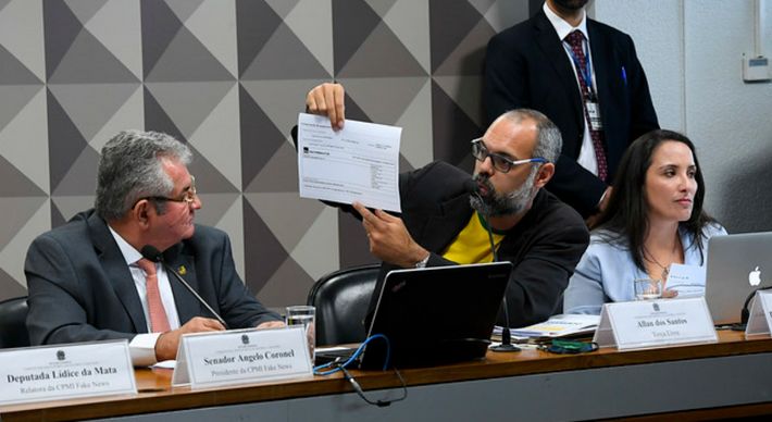 Nas últimas semanas o Instagram, YouTube e Twitter suspenderam as contas de Santos e do seu site, o Terça Livre, também por ordem de Moraes no inquérito das milícias digitais