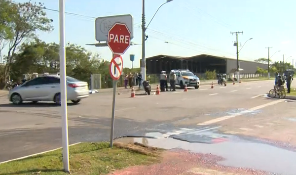 Motociclista foi atingido quando o caminhão fazia o retorno na avenida Telma Rodrigues, na Serra