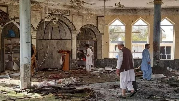 Segundo o Talibã, o ataque foi causado por um homem-bomba. A ação ocorreu por volta do meio-dia (hora local) em um dia que é considerado sagrado pelos muçulmanos