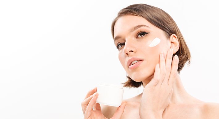 Tem o sérum facial noturno da Mantecorp, os novos produtos focando em limpeza pré e pós maquiagem da Vult, a linha de cuidados para a pele das mãos da Cetaphil e muito mais