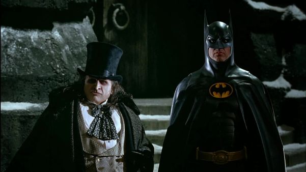 Danny Devito, como Pinguim, e Michael Keaton, como o homem morcego, em 