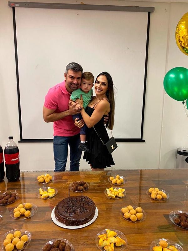O vereador Leandro Piquet (Republicanos) recebeu uma festa surpresa preparada pela esposa Luana e os funcionários do seu gabinete na Câmara de Vitória. O filho do casal, Eros, de um ano e nove meses, também esteve presente.