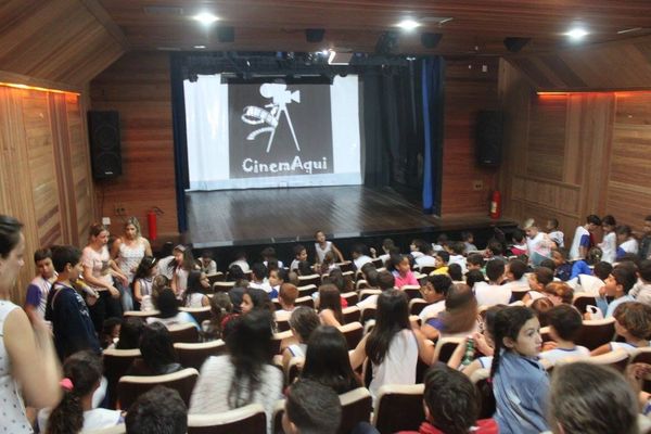 Sessão do Cineclube CinemAqui em uma escola de Muqui: projeto itinerante que está completando sete anos