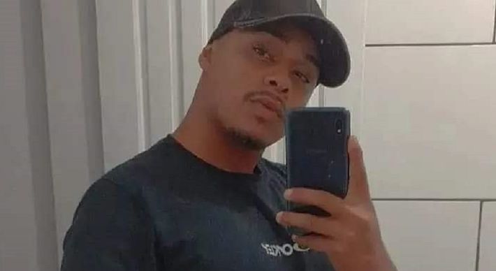 Daniel Roza Rogério, de 21 anos, chegou a ser socorrido, mas não resistiu. Segundo a PM, a esposa dele disse que a motivação teria sido uma discussão, mas não deu detalhes