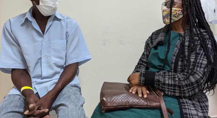 Ele foi socorrido pelo Samu com sinais de AVC e chegou a ficar na UTI de um hospital de Vitória. Equipes conseguiram localizar os familiares.