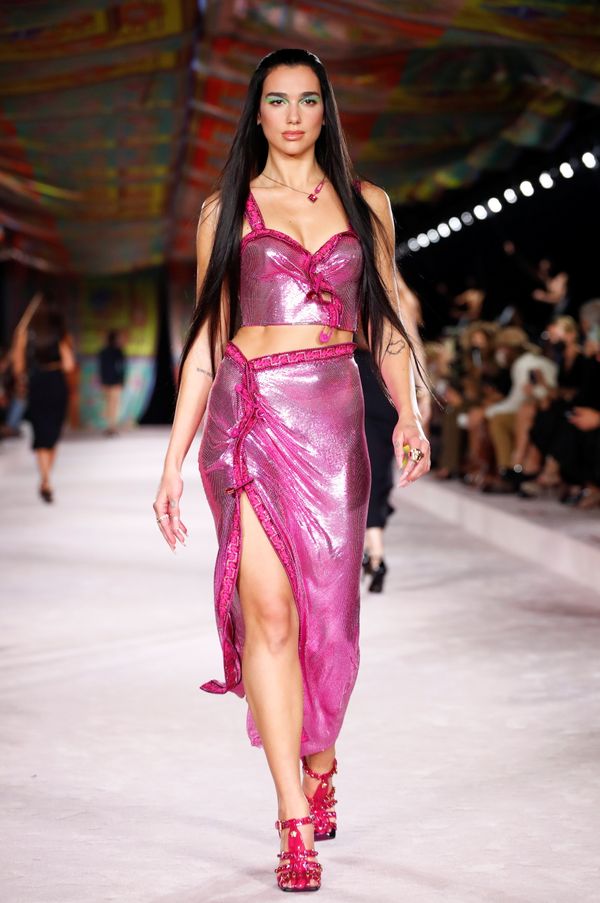 A cantora britânica Dua Lipa em desfile da temporada verão 2022 da Versace na semana de moda de Milão