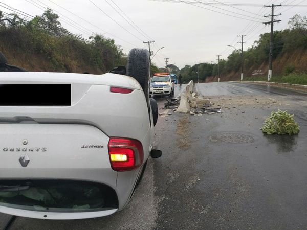 Carro capota em acidente na Serra