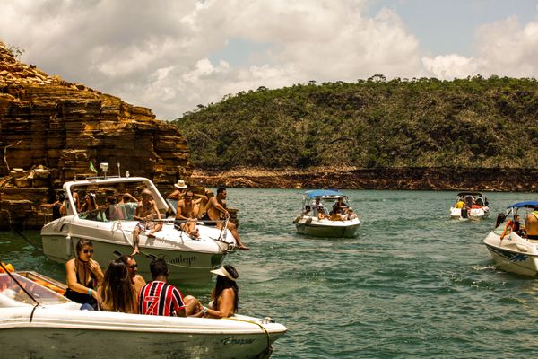 Intenso movimento de embarcações no lago de Furnas, em Capitólio, em Minas Gerais