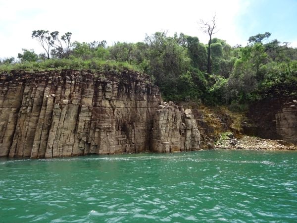 Lago de Furnas, em Capitólio, em Minas Gerais, que tem passeios de lancha e aceita cães.