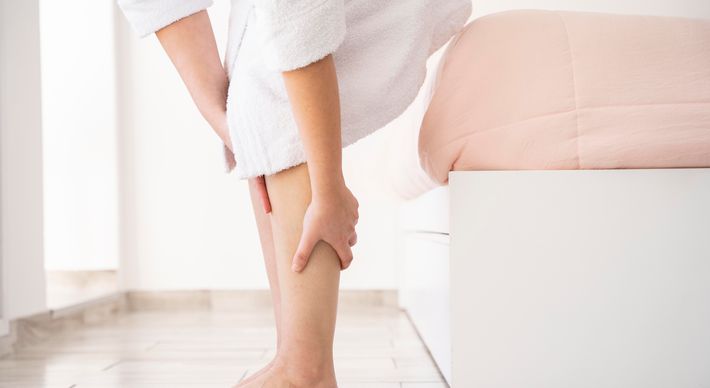 É importante ficar atento aos sinais da trombose, que incluem dor na perna, principalmente na panturrilha, associada a inchaço persistente, calor, sensibilidade e vermelhidão