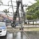 Imagem - Poste cai em cima de viatura da PM na Curva da Jurema, em Vitória