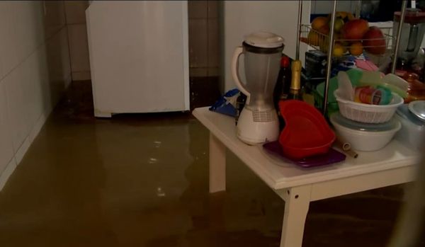 A casa da dona Nara foi invadida pela água da chuva em Vila Velha