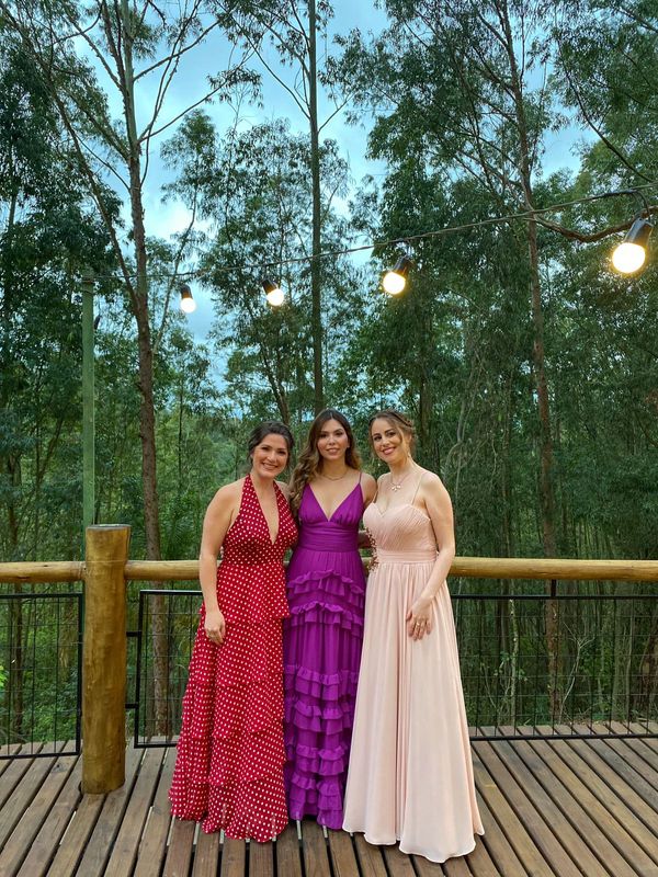 A médica capixaba Virgínia Altoé Sessa (de vermelho) com as amigas Larissa Von Grapp e Fernanda Ronchi em dia de casamento no Hotel Fazenda Recanto da Paz, em Atibaia, São Paulo