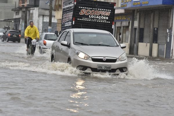 Alagamento no bairro Cobilândia, em Vila Velha por Ricardo Medeiros