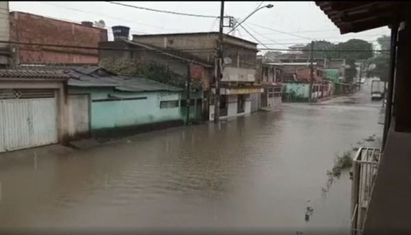 Chuva deixou ruas alagadas no bairro Vila Independência, em Cariacica