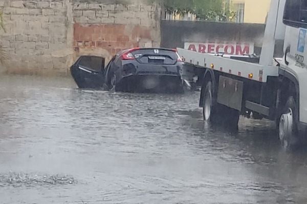 Chuva no ES: carro passa por rua alagada e cai no valão em Aribiri, Vila Velha