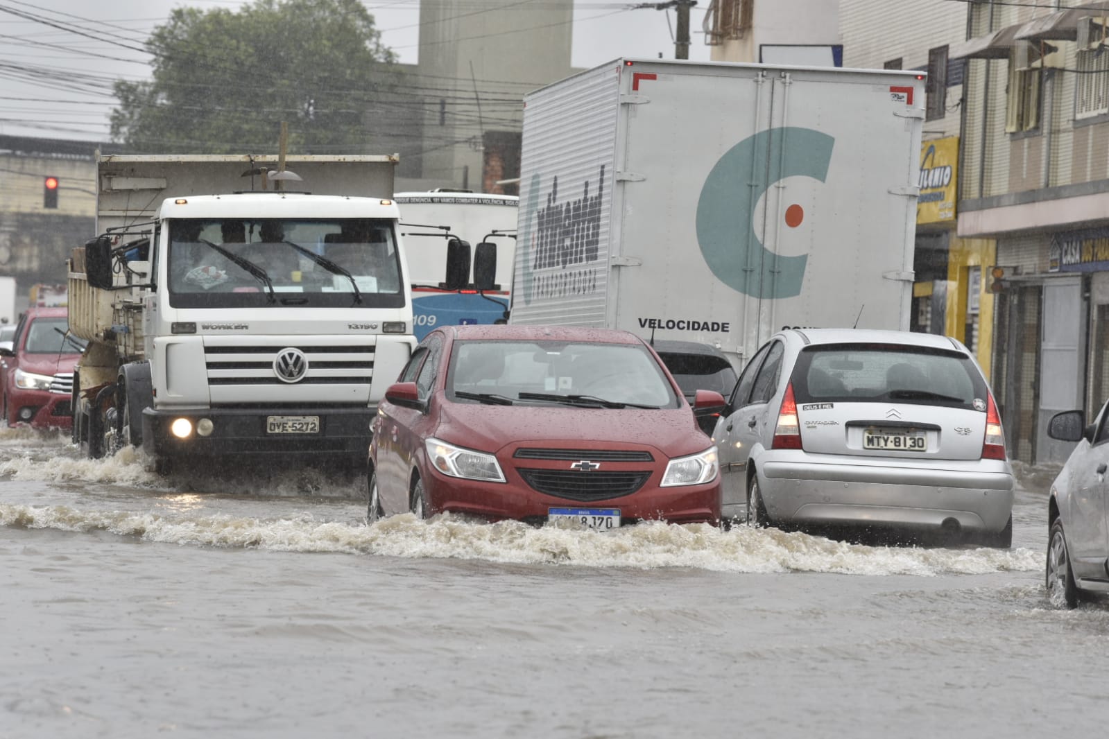 Chuva no ES: ruas alagadas no bairro Cobilândia, em Vila Velha