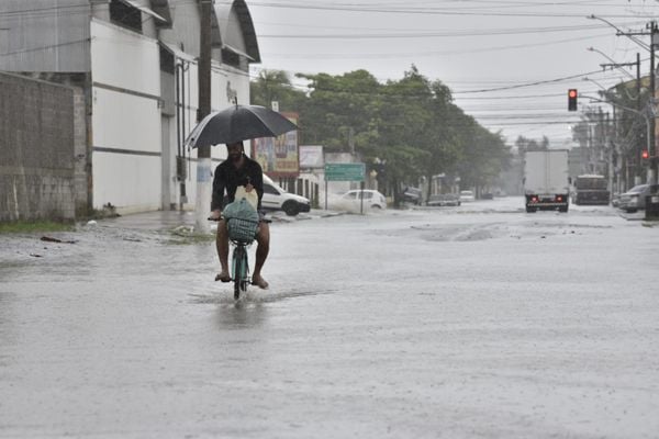 Chuva no ES: ruas alagadas no bairro Cobilândia, em Vila Velha por Ricardo Medeiros