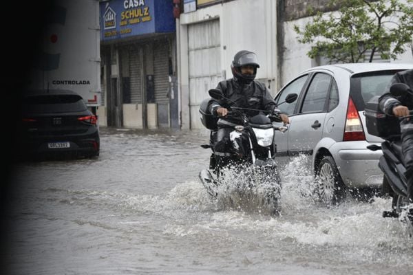Chuva no ES: ruas alagadas no bairro Cobilândia, em Vila Velha por Ricardo Medeiros