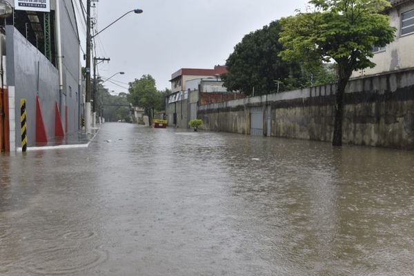 Chuva no ES: ruas alagadas no bairro Cobilândia, em Vila Velha por Ricardo Medeiros