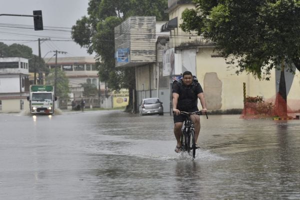 Chuva no ES: ruas alagadas no bairro Cobilândia, em Vila Velha por Ricardo Medeiros