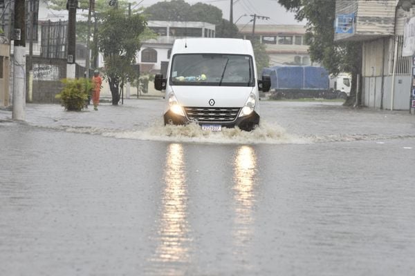 Chuva no ES: ruas alagadas no bairro Cobilândia, em Vila Velha por Ricardo Medeiros