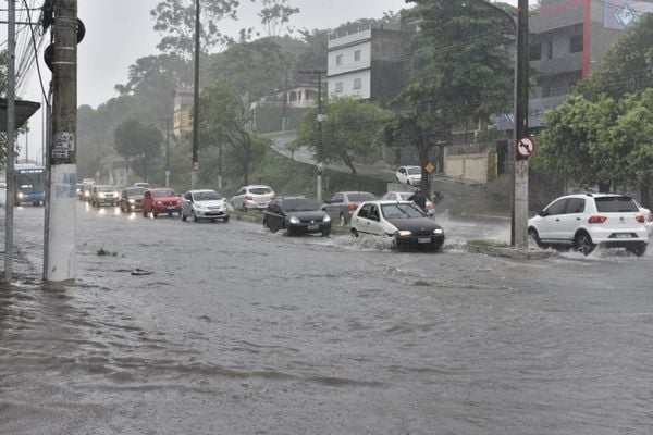 Chuva no ES: ruas alagadas no bairro Cobilândia, em Vila Velha por Ricardo Medeiros