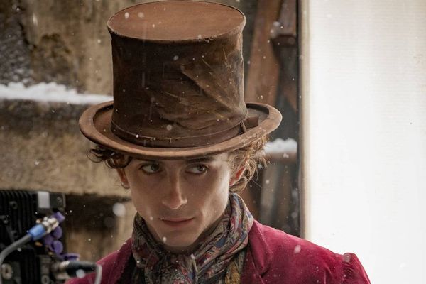 O ator Timothée Chalamet vestido com roupas do personagem Willy Wonka