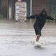 Imagem - Chuva no ES: homem 'surfa' em avenida alagada em Vila Velha