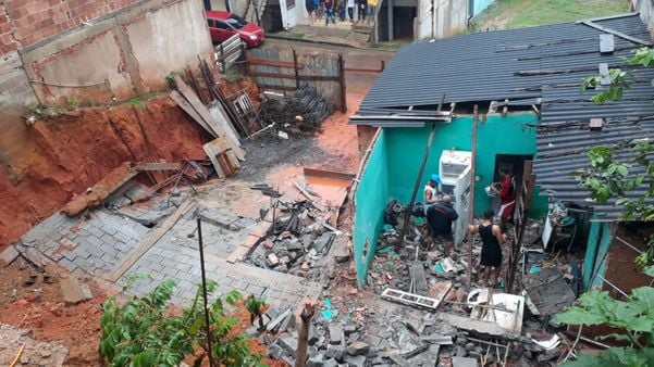 Desabamento de muro desaloja 15 pessoas em Guarapari