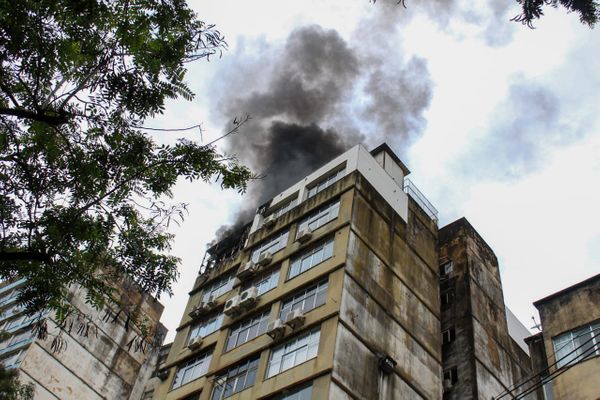Incêndio atinge prédio no Centro de Vitória, nesta terça-feira (12)
