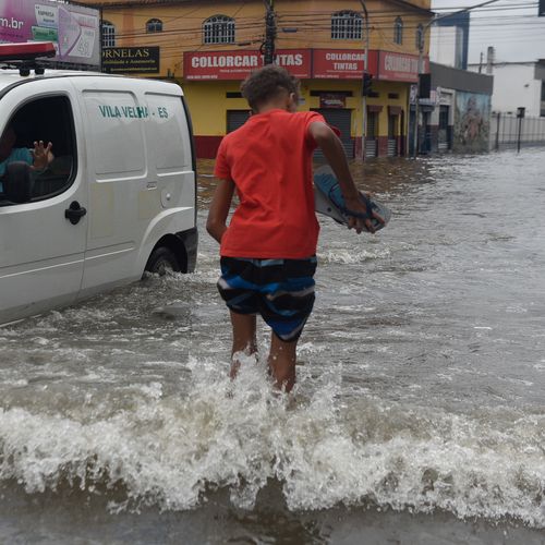 De cor laranja, o segundo na escala de maior risco, o alerta é válido para 48 cidades capixabas até a quarta-feira (3)