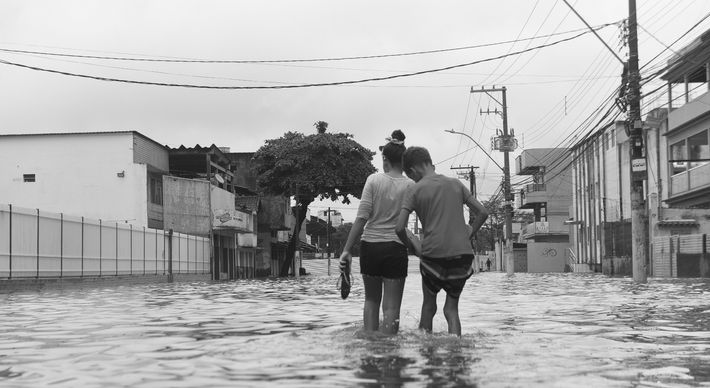 Não se trata somente de colocar as defesas civis nas ruas quando chove, o que é essencial, mas de elaborar planos preventivos que envolvam investimentos na infraestrutura urbana
