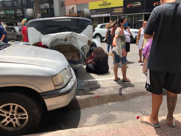 Acidente terminou em capotamento em Jardim Camburi nesta quarta-feira (13)