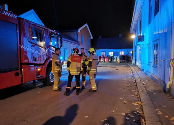 Bombeiros vasculham área isolada em Kongsberg, Noruega, após ataque nesta quarta (13) por um assassino que usou arco e flecha