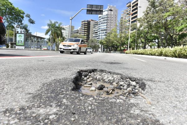 Buraco na avenida Saturnino de Brito, em Vitória