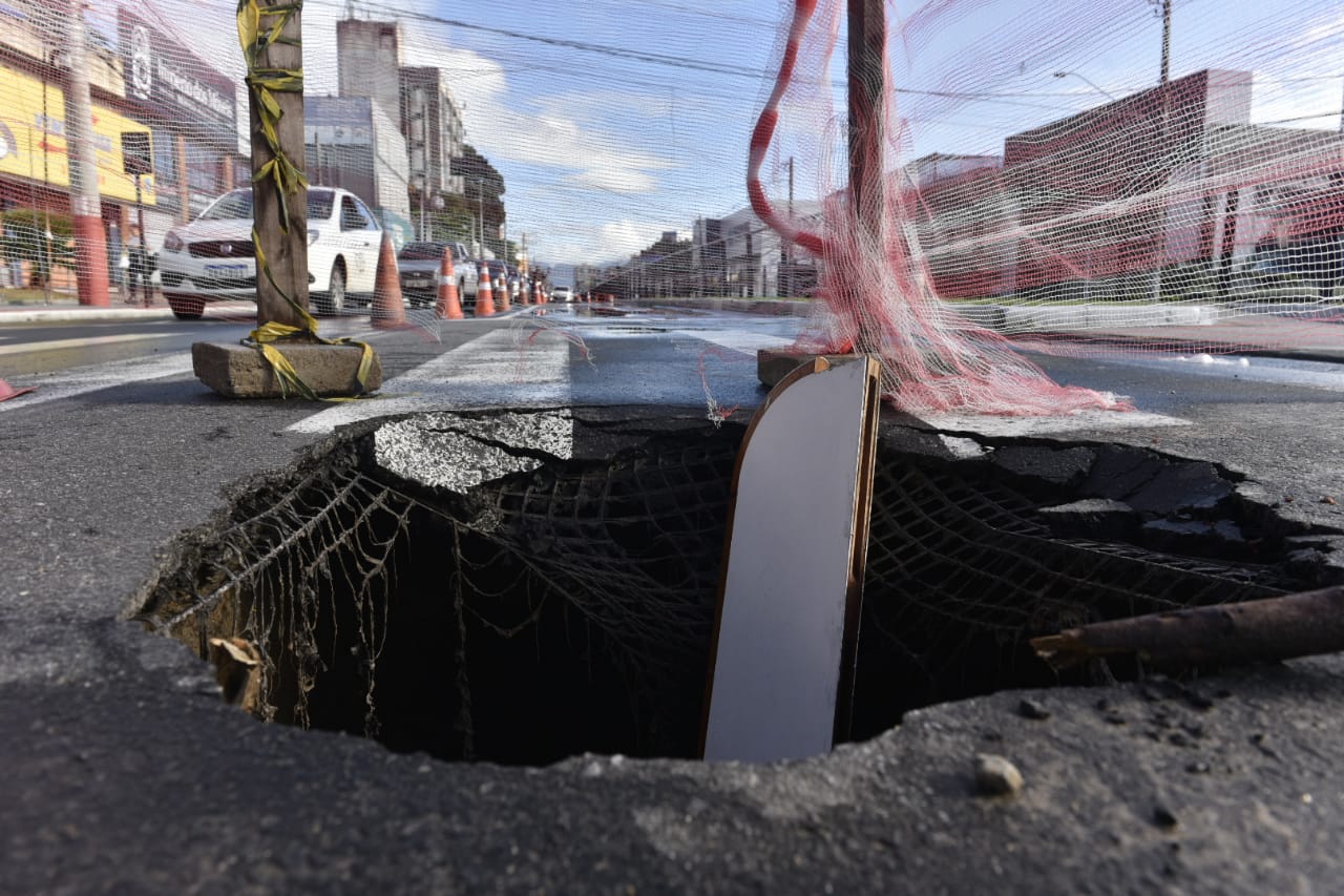 Cratera se abriu na Avenida Leitão da Silva, em Vitória, nesta quarta (13)