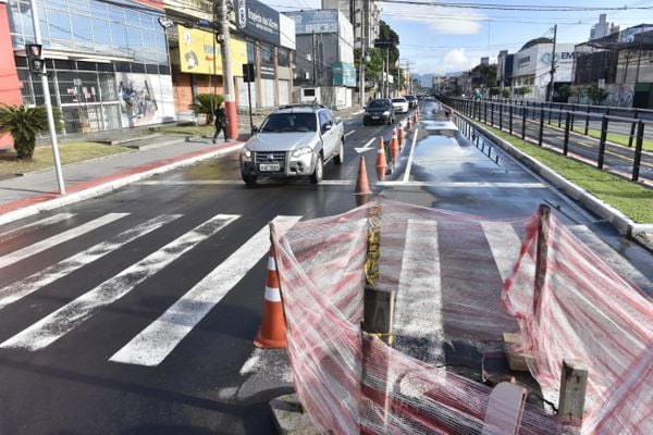 Cratera se abriu na Avenida Leitão da Silva, em Vitória, nesta quarta (13) por Ricardo Medeiros