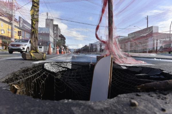 Cratera se abriu na Avenida Leitão da Silva, em Vitória, nesta quarta (13) por Ricardo Medeiros
