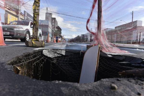 Cratera se abriu na Avenida Leitão da Silva, em Vitória, nesta quarta (13) por Ricardo Medeiros