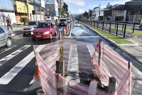 Cratera se abriu na Avenida Leitão da Silva, em Vitória, nesta quarta (13) por Ricardo Medeiros