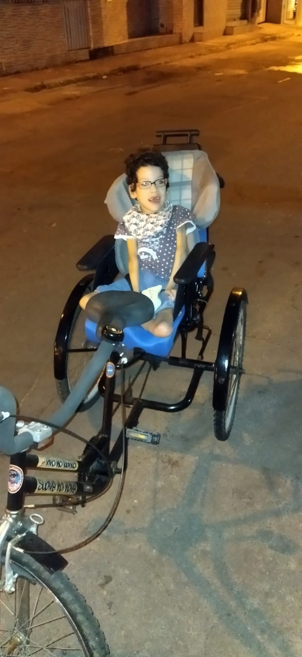 Criança passeando no triciclo