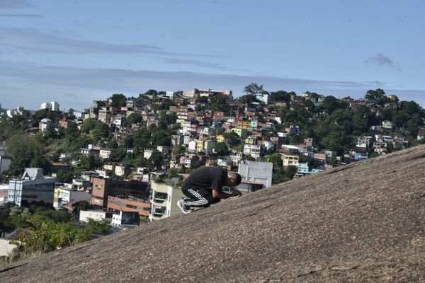 Momento de oração no Morro da Gamela, em Vitória por Ricardo Medeiros