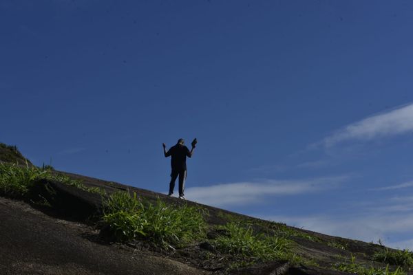 Momento de fé no Morro da Gamela, em Vitória por Ricardo Medeiros