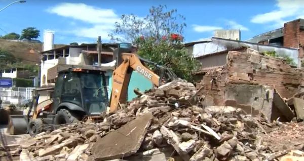 Prefeitura trabalha na retirada dos escombros de prédio que caiu em Vila Velha